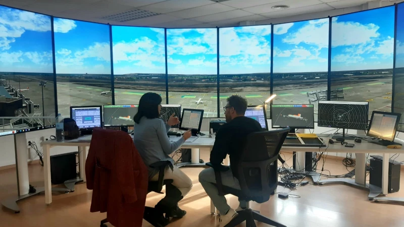 Puesto de simulador de torre de control de Skyway en Sabadell.